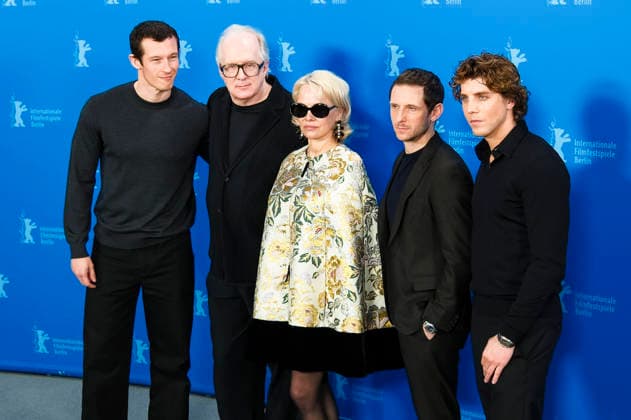 Callum Turner, Tracy Letts, Pamela Anderson, Jamie Bell und Lukas Gage beim Photocall zum Kinofilm Rosebush Pruning auf der Berlinale 2026 76. Internationale Filmfestspiele Berlin im Hotel Grand Hyatt. Berlin, 14.02.2026