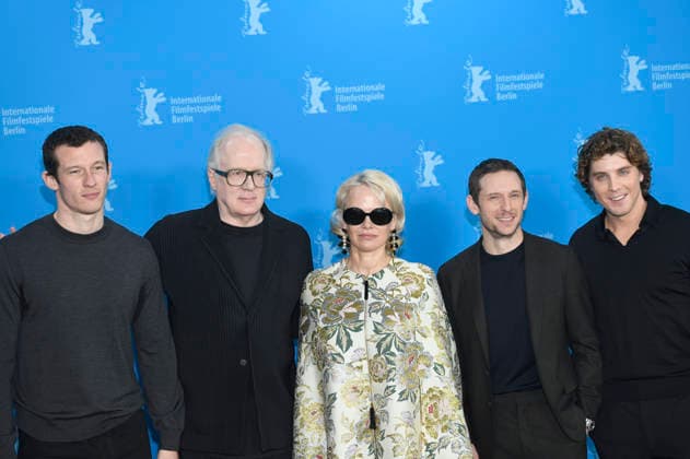 Callum Turner, Tracy Letts, Pamela Anderson, Jamie Bell und Lukas Gage beim Photocall zum Kinofilm Rosebush Pruning auf der Berlinale 2026 76. Internationale Filmfestspiele Berlin im Hotel Grand Hyatt. Berlin, 14.02.2026