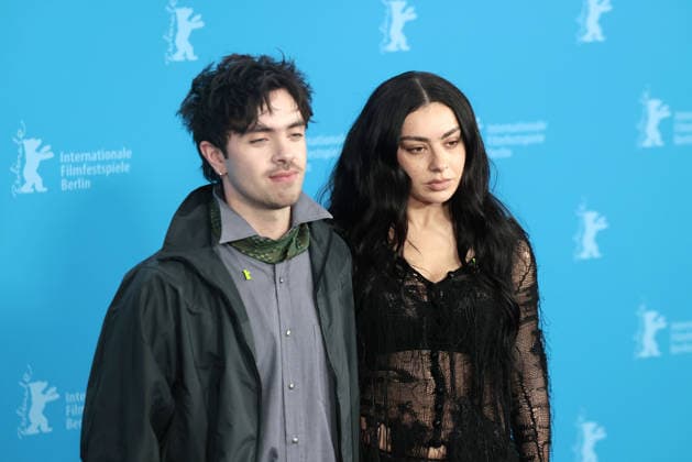 Regisseur Aidan Zamiri und Charli XCX beim -The Moment- Photocall im Rahmen der 76. Internationale Filmfestspiele Berlinale am 14.02.2026 in Berlin The Moment Photo Call in Berlin mit Charli XCX