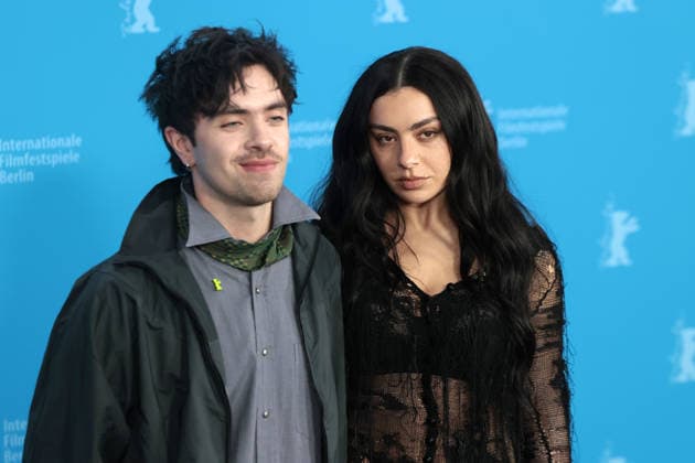Regisseur Aidan Zamiri und Charli XCX beim -The Moment- Photocall im Rahmen der 76. Internationale Filmfestspiele Berlinale am 14.02.2026 in Berlin The Moment Photo Call in Berlin mit Charli XCX