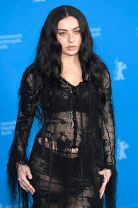 Charli xcx beim Photocall zum Kinofilm The Moment auf der Berlinale 2026 76. Internationale Filmfestspiele Berlin im Hotel Grand Hyatt. Berlin, 14.02.2026