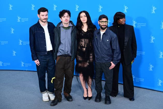 Michael Stütz, Aidan Zamiri, Charli xcx, David Hinojosa et Jacqueline Lyanga au photocall du film The Moment lors de la 76ème édition du festival international du film de Berlin La Berlinale 2026 , le 14 février 2026 Romain Doucelin Bestimage The The Moment photocall during the 76th Berlinale International Film Festival Berlin at Grand Hyatt Hotel on February 14, 2026 in Berlin, Germany Berlin Allemagne  Copyright: xRomainxDoucelinx xBestimagexRomainxDoucelinx xBestimagex