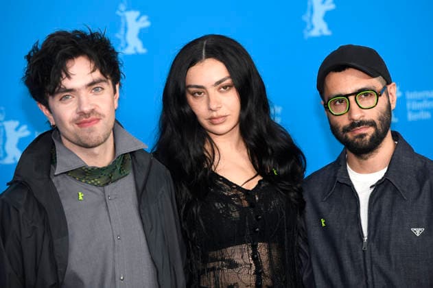 Aidan Zamiri, Charli xcx und David Hinojosa beim Photocall zum Kinofilm The Moment auf der Berlinale 2026 76. Internationale Filmfestspiele Berlin im Hotel Grand Hyatt. Berlin, 14.02.2026
