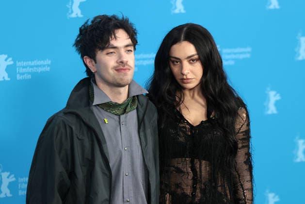 Regisseur Aidan Zamiri und Charli XCX beim -The Moment- Photocall im Rahmen der 76. Internationale Filmfestspiele Berlinale am 14.02.2026 in Berlin The Moment Photo Call in Berlin mit Charli XCX