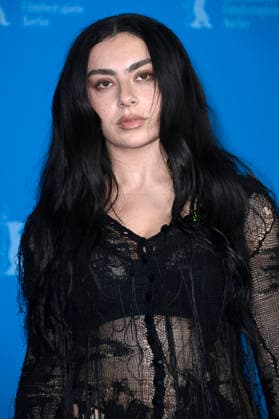 Charli xcx beim Photocall zum Kinofilm The Moment auf der Berlinale 2026 76. Internationale Filmfestspiele Berlin im Hotel Grand Hyatt. Berlin, 14.02.2026