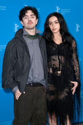 Aidan Zamiri und Charli xcx beim Photocall zum Kinofilm The Moment auf der Berlinale 2026 76. Internationale Filmfestspiele Berlin im Hotel Grand Hyatt. Berlin, 14.02.2026