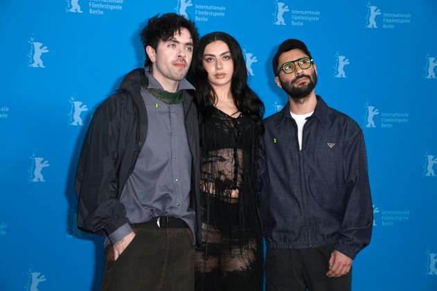 Aidan Zamiri, Charli xcx und David Hinojosa beim Photocall zum Kinofilm The Moment auf der Berlinale 2026 76. Internationale Filmfestspiele Berlin im Hotel Grand Hyatt. Berlin, 14.02.2026
