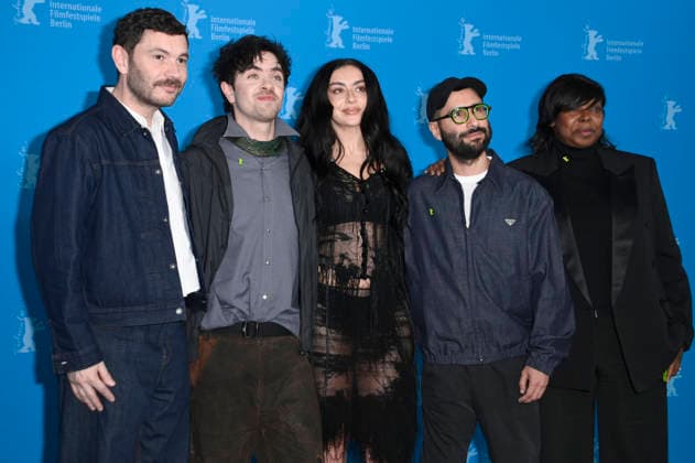 Michael Stutz Aidan Zamiri Charli xcx, David Hinojosa und Jacqueline Lyanga beim Photocall zum Kinofilm The Moment auf der Berlinale 2026 76. Internationale Filmfestspiele Berlin im Hotel Grand Hyatt. Berlin, 14.02.2026