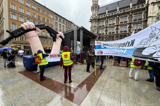 News Bilder des Tages GERMANY, MUNICH - FEBRUARY 14, 2026: People stage a protest against arms supplies to Ukraine at Odeonsplatz Square Munich Germany  - ZUMAt113 20260214_zaa_t113_283 Copyright: xVyacheslavxFilippovx