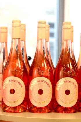 Flaschen mit Ross Secco Red von Ross Antony bei der Vorstellung seines neuen ROSS Secco RosÃ bei Rossmann Leipzig, 14.02.2026 Ross Antony bei der Vorstellung seines neuen ROSS Secco RosÃ bei Rossmann in Leipzig Sachsen Deutschland Copyright: xMatthiasxGränzdörferx