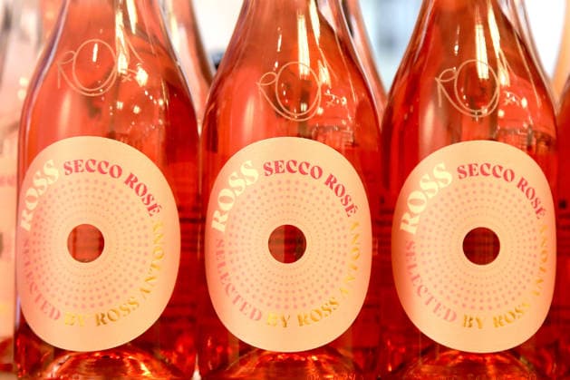 Flaschen mit Ross Secco Red von Ross Antony bei der Vorstellung seines neuen ROSS Secco RosÃ bei Rossmann Leipzig, 14.02.2026 Ross Antony bei der Vorstellung seines neuen ROSS Secco RosÃ bei Rossmann in Leipzig Sachsen Deutschland Copyright: xMatthiasxGränzdörferx