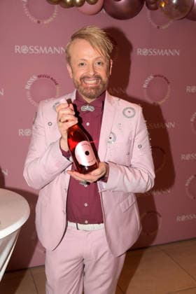 Ross Antony bei der Vorstellung seines neuen ROSS Secco RosÃ bei Rossmann Leipzig, 14.02.2026 Ross Antony bei der Vorstellung seines neuen ROSS Secco RosÃ bei Rossmann in Leipzig Sachsen Deutschland Copyright: xMatthiasxGränzdörferx