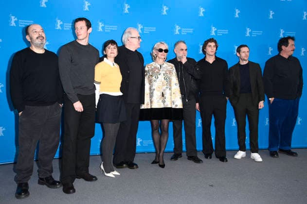 Yorgos Stefanakos, Callum Turner, Elena Anaya, Tracy Letts, Pamela Anderson, Karim Ainouz, Lukas Gage, Jamie Bell und Efthmis Fillipou beim Photocall zum Kinofilm Rosebush Pruning auf der Berlinale 2026 76. Internationale Filmfestspiele Berlin im Hotel Grand Hyatt. Berlin, 14.02.2026