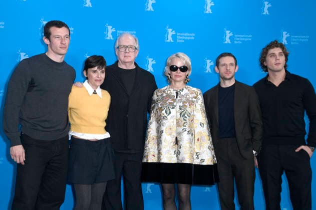 Callum Turner, Elena Anaya, Tracy Letts, Pamela Anderson, Jamie Bell und Lukas Gage beim Photocall zum Kinofilm Rosebush Pruning auf der Berlinale 2026 76. Internationale Filmfestspiele Berlin im Hotel Grand Hyatt. Berlin, 14.02.2026