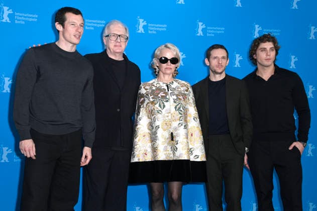 Callum Turner, Tracy Letts, Pamela Anderson, Jamie Bell und Lukas Gage beim Photocall zum Kinofilm Rosebush Pruning auf der Berlinale 2026 76. Internationale Filmfestspiele Berlin im Hotel Grand Hyatt. Berlin, 14.02.2026