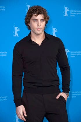 Lukas Gage beim Photocall zum Kinofilm Rosebush Pruning auf der Berlinale 2026 76. Internationale Filmfestspiele Berlin im Hotel Grand Hyatt. Berlin, 14.02.2026