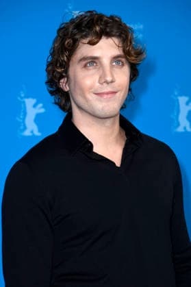 Lukas Gage beim Photocall zum Kinofilm Rosebush Pruning auf der Berlinale 2026 76. Internationale Filmfestspiele Berlin im Hotel Grand Hyatt. Berlin, 14.02.2026