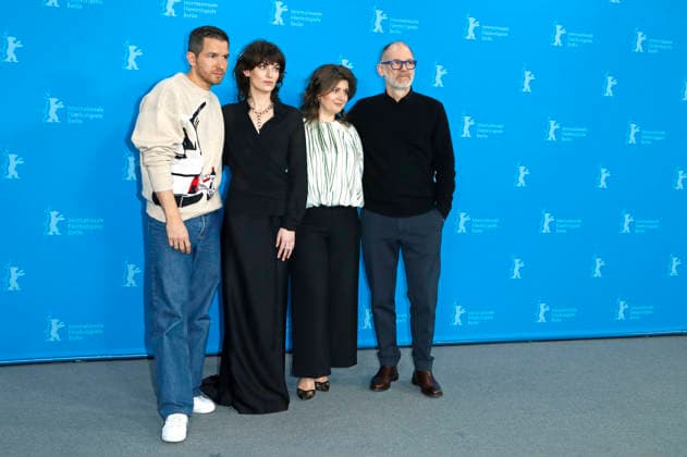 Matteo Simoni, Violet Braeckman, Teodora Ana Mihai und Hans Everaert beim Photocall zum Kinofilm Heysel 85 auf der Berlinale 2026 76. Internationale Filmfestspiele Berlin im Hotel Grand Hyatt. Berlin, 14.02.2026