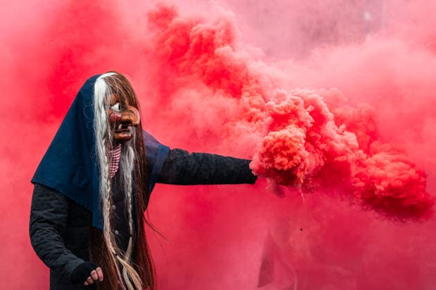 News Bilder des Tages Die Kloster-Hexen Alpirsbach laufen während eines Fastnachtsumzugs auf dem Rötenberg (Landkreis Rottweil). Rötenberg Baden-Württemberg Deutschland *** The Alpirsbach monastery witches run during a carnival parade on the Rötenberg in the district of Rottweil Rötenberg Baden Württemberg Germany