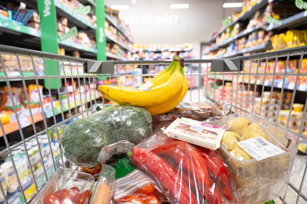 Frisches Gemüse, Obst und Schokolade, Einkaufswagen mit Lebensmitteln, Lebensmitteleinkauf, Supermarkt, Trier, Deutschland, 30. Januar 2026 Fresh vegetables, fruits and chocolate, shopping cart with food, buying grocery, supermarket, Trier, Germany, january 30th 2026 (License=RM) Copyright: xZoonar.com BeritxKesslerx 24632376