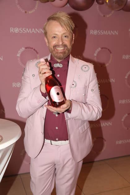 Ross Antony bei der Präsentation des Ross Secco Rose Perlwein der Lembergerland Kellerei Rosswag eG exklusiv bei Rossmann in der Rossmann Filiale Leipzig. Leipzig, 14.02.2026 Copyright: xMatthiasxGränzdörferx
