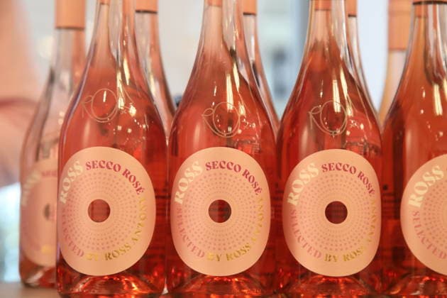 Ross Antony bei der Präsentation des Ross Secco Rose Perlwein der Lembergerland Kellerei Rosswag eG exklusiv bei Rossmann in der Rossmann Filiale Leipzig. Leipzig, 14.02.2026 Copyright: xMatthiasxGränzdörferx