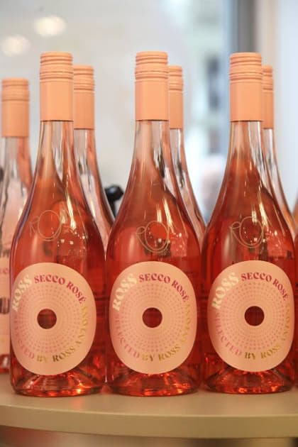Ross Antony bei der Präsentation des Ross Secco Rose Perlwein der Lembergerland Kellerei Rosswag eG exklusiv bei Rossmann in der Rossmann Filiale Leipzig. Leipzig, 14.02.2026 Copyright: xMatthiasxGränzdörferx