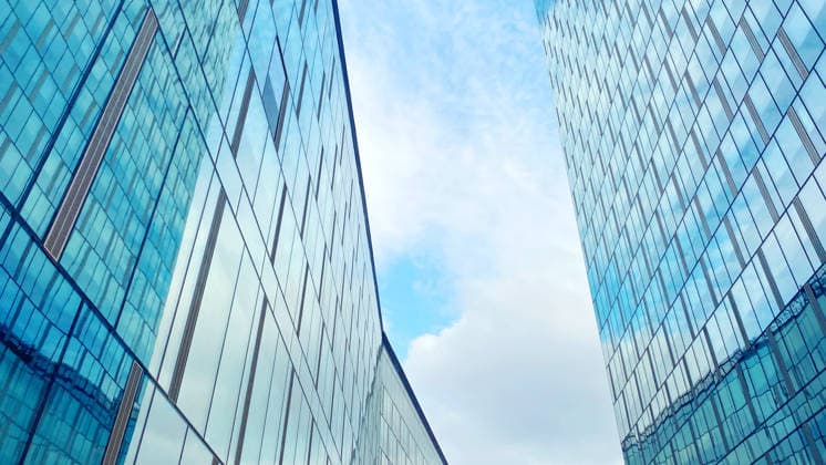 Creative Highlights World Bürogebäude. Glas-Wolkenkratzer im Geschäftszentrum. Architektur, Gewerbeimmobilien Office building. Skyscrapers in business center. Modern architecture, glass curved facade of residential or commercial real estate, blue sky background (License=RF) Copyright: xZoonar.com VeronikaxKornevax 24633914
