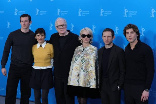 Photocall zu Rosebush Pruning, 76. Berlinale Calllum Turner, Elena Anaya, Tracy Letts, Pamela Anderson, Jamie Bell, Lukas Gage Photocall zu Rosebush Pruning , 76. Berlinale, Grand Hyatt, Datum: 14.02.2026 Copyright: xEventpress Kratschx