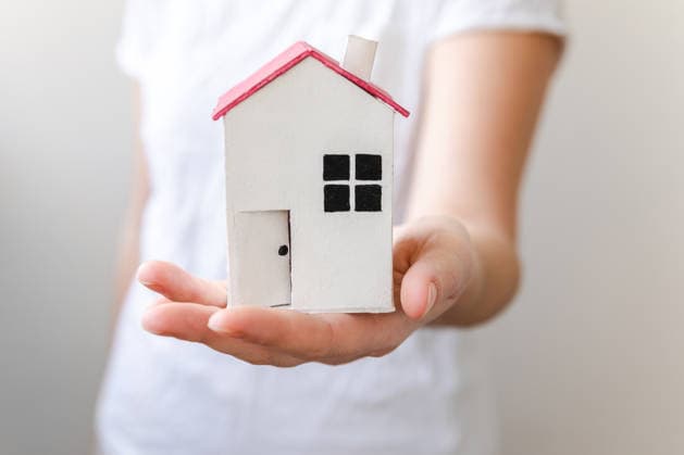 Frau mit Spielzeugmodellhaus in der Hand, isoliert auf weißem Hintergrund. Immobilienhypothek, Sachversicherung, Traumhauskonzept. Kaufangebot für Miethaus, Familienleben, Gewerbeimmobilien. Woman hand holding toy model house isolated on white background. Real estate mortgage property insurance dream home concept. Offer of purchase rental house, family life, business real estate (License=RF) Copyright: xZoonar.com IuliiaxZavalishinax 24636923