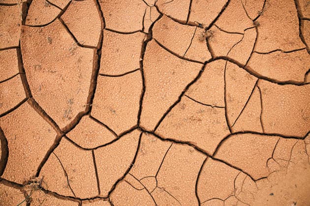 Weltweiter Klimawandel, Wasserkrise. Aufgebrochene Erde. Takir, takyr Boden Drying cracks forming a characteristic pattern in clay soil. Natural background. World climate change, water crisis. Cracked earth. Takir, takyr soils. Landform, drying out saline soil in desert (License=RF) Copyright: xZoonar.com EkaterinaxIakimenkox 24637656