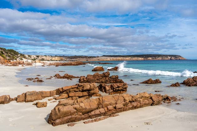Creative Highlights World Stokes Bay Beach mit weißem Sand und türkisfarbenem Wasser, Australien Stokes Bay Beach on Kangaroo Island, Australia, has white sand, turquoise water, and rocky formations. The secluded beach is surrounded by cliffs and natural vegetation, creating a peaceful and picturesque coastal landscape (License=RF) Copyright: xZoonar.com LaurentxDavoustx 24642424