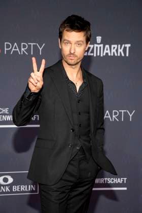 Tom Schilling zu Gast auf dem roten Teppich bei der Medienboard Party 2026 auf der 76. Berlinale 2026 am Holzmarkt am Samstag 14.Februar 2026 in Berlin Berlin Deutschland