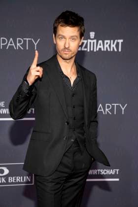 Tom Schilling zu Gast auf dem roten Teppich bei der Medienboard Party 2026 auf der 76. Berlinale 2026 am Holzmarkt am Samstag 14.Februar 2026 in Berlin Berlin Deutschland