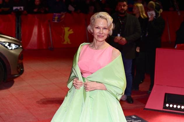 Pamela Anderson à la première du film Rosebush Pruning lors de la 76ème édition du festival international du film de Berlin La Berlinale 2026 , le 14 février 2026 Romain Doucelin Bestimage Celebrities attend the premiere of Rosebush Pruning during the 76th Berlinale, Berlin International Film Festival, at the Berlinale Palast, on February 14, 2026 in Berlin, Germany Berlin Allemagne  Copyright: xRomainxDoucelinx xBestimagexRomainxDoucelinx xBestimagex