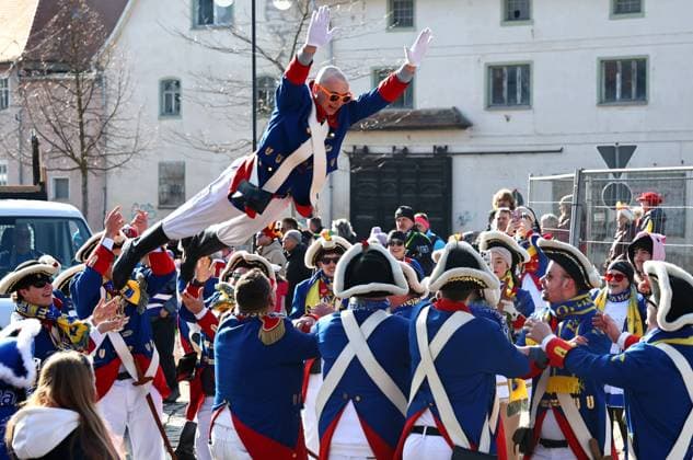 News Bilder des Tages Faschingsumzug Koelleda 15.02.2026, Koelleda, Faschingsumzug Karnevalsumzug im Bild: ein gewagter Spung eines Gardisten *** Carnival parade Koelleda 15 02 2026, Koelleda, carnival parade carnival parade in the picture a daring jump of a guardsman