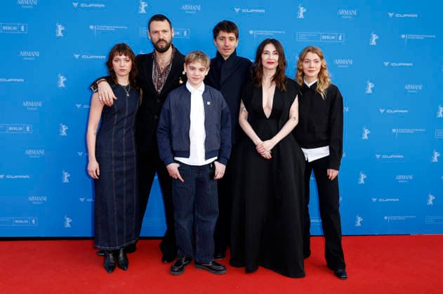 Celeste Holsheimer, Pieter Embrechts, Finn Vogels, Mees Peijnenburg, Carice van Houten und Livia Lamers bei der Premiere des Kinofilms A Family auf der Berlinale 2026 76. Internationale Filmfestspiele Berlin im Zoo Palast. Berlin, 15.02.2026