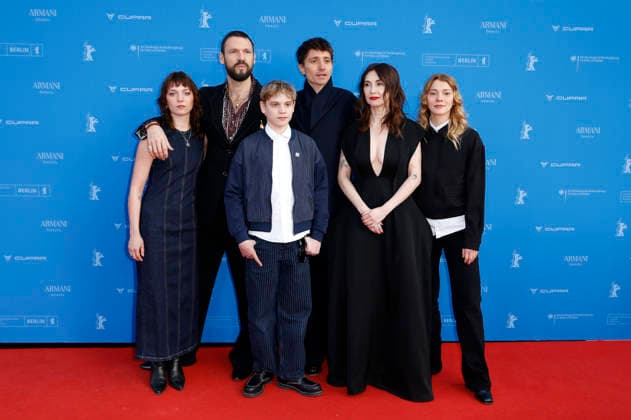 Celeste Holsheimer, Pieter Embrechts, Finn Vogels, Mees Peijnenburg, Carice van Houten und Livia Lamers bei der Premiere des Kinofilms A Family auf der Berlinale 2026 76. Internationale Filmfestspiele Berlin im Zoo Palast. Berlin, 15.02.2026