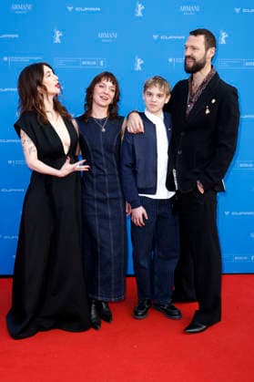 Carice van Houten, Celeste Holsheimer, Finn Vogels und Pieter Embrechts bei der Premiere des Kinofilms A Family auf der Berlinale 2026 76. Internationale Filmfestspiele Berlin im Zoo Palast. Berlin, 15.02.2026