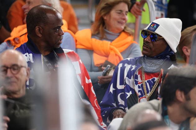Winter Olympics - Snoop Dogg At The Stands Snoop Dogg among the crowd during the 500-meter long track speed skating event at the Milan Speed ??Skating Stadium at the Milan Winter Olympics, on February 15, 2026, in Milan, Italy. Photo by Alexis Jumeau ABACAPRESS.COM Milan Italy  Copyright: xJumeauxAlexis ABACAx