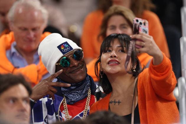 Winter Olympics - Snoop Dogg At The Stands Snoop Dogg among the crowd during the 500-meter long track speed skating event at the Milan Speed ??Skating Stadium at the Milan Winter Olympics, on February 15, 2026, in Milan, Italy. Photo by Alexis Jumeau ABACAPRESS.COM Milan Italy  Copyright: xJumeauxAlexis ABACAx