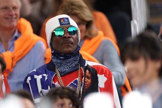 Winter Olympics - Snoop Dogg At The Stands Snoop Dogg among the crowd during the 500-meter long track speed skating event at the Milan Speed ??Skating Stadium at the Milan Winter Olympics, on February 15, 2026, in Milan, Italy. Photo by Alexis Jumeau ABACAPRESS.COM Milan Italy  Copyright: xJumeauxAlexis ABACAx