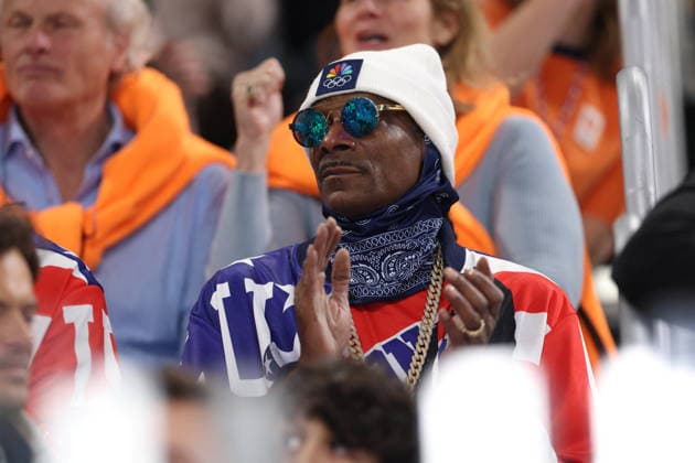 Winter Olympics - Snoop Dogg At The Stands Snoop Dogg among the crowd during the 500-meter long track speed skating event at the Milan Speed ??Skating Stadium at the Milan Winter Olympics, on February 15, 2026, in Milan, Italy. Photo by Alexis Jumeau ABACAPRESS.COM Milan Italy  Copyright: xJumeauxAlexis ABACAx