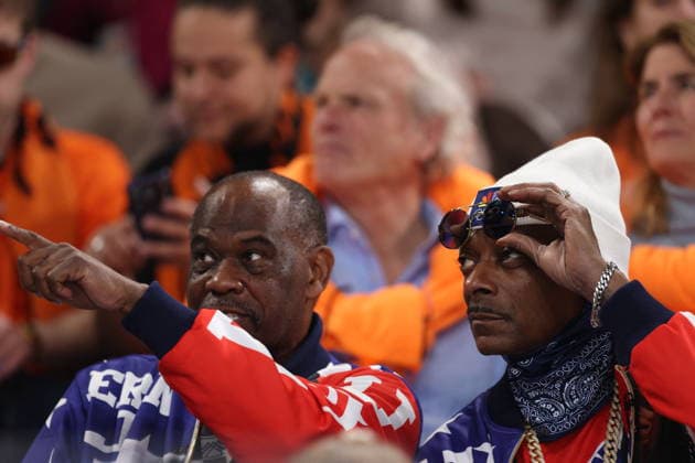 Winter Olympics - Snoop Dogg At The Stands Snoop Dogg among the crowd during the 500-meter long track speed skating event at the Milan Speed ??Skating Stadium at the Milan Winter Olympics, on February 15, 2026, in Milan, Italy. Photo by Alexis Jumeau ABACAPRESS.COM Milan Italy  Copyright: xJumeauxAlexis ABACAx
