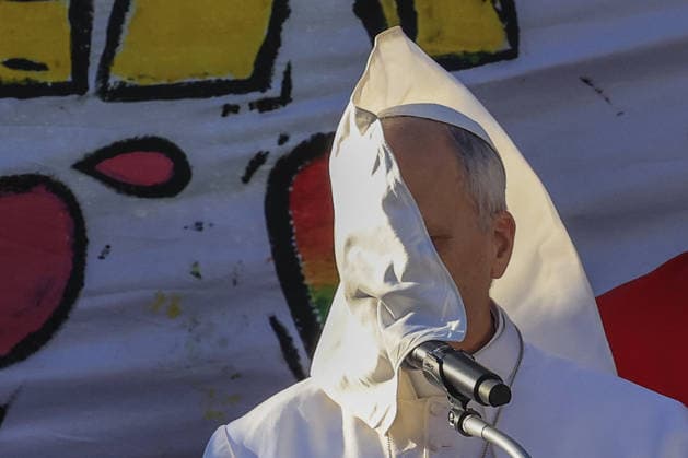 News Bilder des Tages Pope Leo XIV visits a parish church in Ostia OSTIA, ITALY, FEBRUARY 15: Pope Leo XIV has his mantle blown by a gust of wind as he addresses the faithful during his visit to the Santa Maria Regina Pacis parish church in Ostia, near Rome, Italy, on February 15, 2026. Riccardo De Luca Anadolu Ostia Italy. Editorial use only. Please get in touch for any other usage.  Copyright: x2026xAnadoluxRiccardoxDexLucax