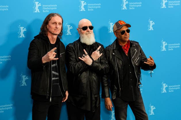 Berlin Berlinale, 76. internationale Filmfestspiele Berlin 2026 Photo Call THE BALLAD OF JUDAS PRIEST Sam Dunn (Regisseur Director) Rob Halford (Protagonist) Tom Morello (Regisseur Director) Berlinale, 76. internationale Filmfestspiele Berlin 2026, 15.02.2026 Copyright: xEibner-Pressefoto RogerxBuerkex EP_RBE
