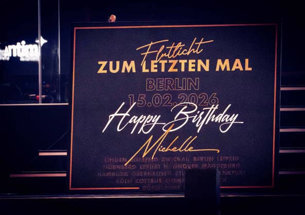 15.02.2026, xlakx, Entertainment, Michelle Zum letzten Mal Die Abschiedstournee 2026 v.l. Flutlicht ZUM LETZTEN MAL Berlin 15.02.2026 Happy Birthday Michelle ein Abschied Plakat auf der Buehne in der Uber Arena Berlin. Berlin