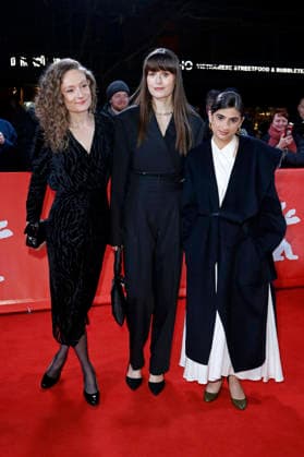 Flora Nicholson, Clare Dunne und Mia Tharia bei der Premiere des Kinofilms The Education of Jane Cumming auf der Berlinale 2026 76. Internationale Filmfestspiele Berlin im Zoo Palast. Berlin, 15.02.2026