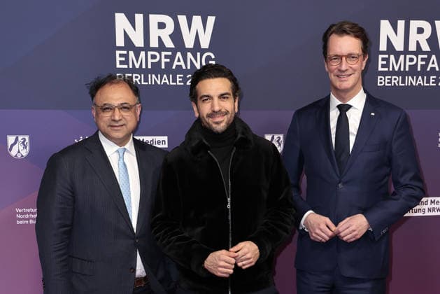 Walid Nakschbandi (CEO Medienstiftung NRW), Elyas M Barek und Hendrik Wuest beim NRW Empfang am 15.02.2026 im Rahmen der 76. Berlinale in Berlin NRW Berlinale Empfang in Berlin