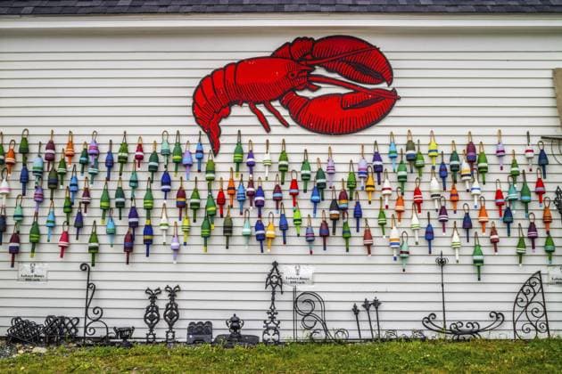 Acadia Nationalpark, ME, USA — 12. August 2018: Eine mehrfarbige Boje im Hummerstil Acadia National Park, ME, USA - August 12, 2018: An multicolored Lobster style buoy Copyright: imageBROKER ImgesByCheri ibliqx16122048.jpg